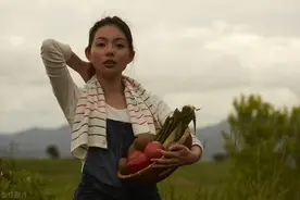 35岁农村妇女自述：老公常年在外务工，邻村李大哥经常帮我干活图片
