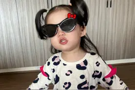 郭碧婷喜怀二胎，向太开心晒孙女萌照，小奶皇戴墨镜叼奶嘴超可爱图片