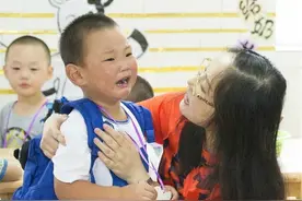 孩子哭着说“不想去幼儿园”，别焦虑，试试这4个方法，亲测有效图片