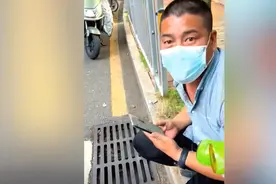 广东劳斯莱斯与货车起事故，下面豪车车主送上饮料，做暖心举动图片