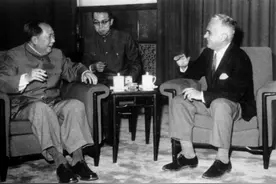 毛主席脚穿的长筒袜不时往下掉，女讲解员从头上取下橡皮筋图片