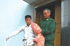 2009年，新郎遇“婚闹”全身严重烧伤，一怒把11名朋友告上法庭图片