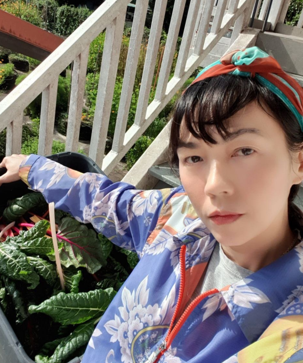 脸颊像鸡皮肤一样