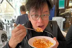 72岁的谭咏麟，路边吃早餐，前妻剃度出家，现任生儿子后结婚图片
