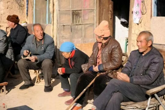 湖北一老汉自制棺材穿寿衣，喝农药孤独死去，离世前留下8个字