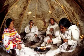 因纽特人在零下40度的北极，为什么要脱光衣服睡雪屋？不怕冷吗？图片