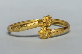 我给婆婆买3万的手镯，给亲妈买了6千的项链，亲妈不高兴了图片