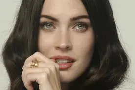 梅根整成卡戴珊了？夸张厚唇与毛毛虫浓眉相当抢镜，没了当年风采图片