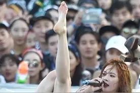 9位女星尴尬瞬间，舞台穿超短裙露出底裤，博眼球身着泳衣上综艺图片