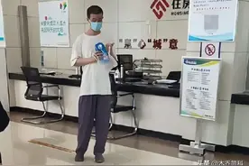 “韦神”现身公积金中心，穿奶妈裤、鸳鸯鞋引发网友热议图片