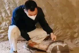 虎哥为圆梦凿石造屋，却因非法建造被叫停工，有车有房面临翻车？图片