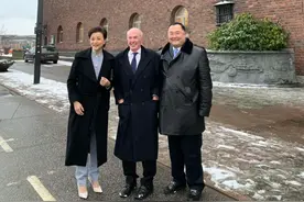 杨澜再次惊艳到国外！穿中山装干练端庄，将东方雅韵都刻骨子里了图片