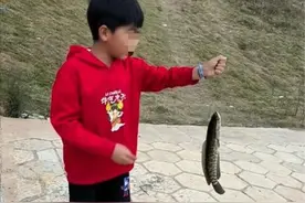 初中生摆摊攒钱买自己的鱼竿：父母担心钓鱼影响学业，他主动提出靠自己挣钱图片