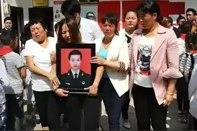 7年前，儿子牺牲后，湖南43岁女人，做试管婴儿，又生下小儿子图片