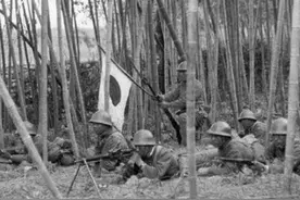 日军砍下老人头颅，逼着小男孩清洗人头后，将人头挂在木板上示众图片