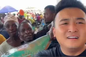 95后山东小伙勇闯非洲4年，请马赛人当保镖，发现非洲海鲜很便宜图片