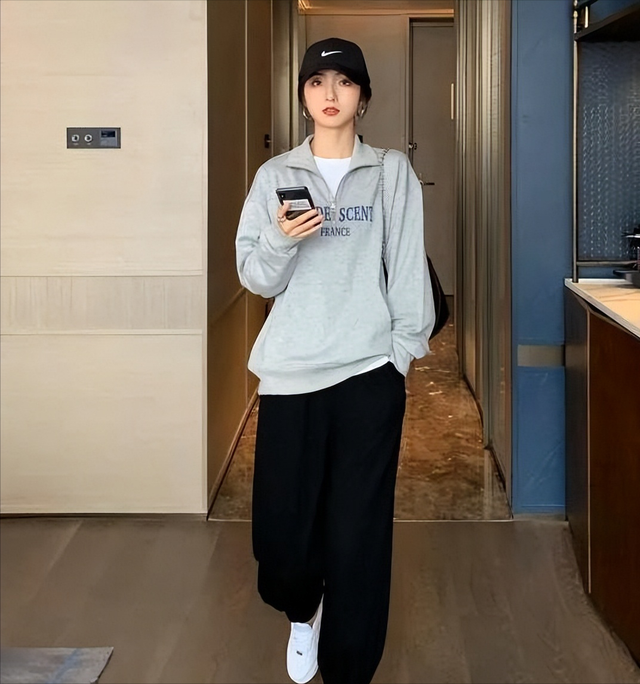 黑色和灰色碰撞搭配很好看,彰显低调成熟的个性