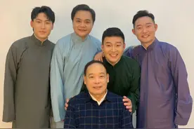 72岁相声大家赵伟洲罕见现身德云社相声春晚，与高峰合影气色不错图片