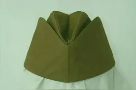 上世纪80年代，我军军服改革曾两次酝酿装备船形帽图片