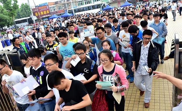高考史上2位“最顶级状元”，一个留美当教授，一个中科院研究员