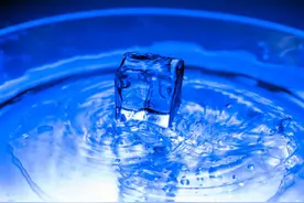 高温下的“冰水澡”风险多多，这类人千万别这么干图片