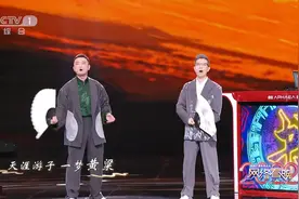 朱广权央视春晚再次出圈，翻唱《说书人》，原唱寅子更具江湖气图片