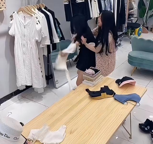 开服装店要多少钱（美女投资四十万开服装店）