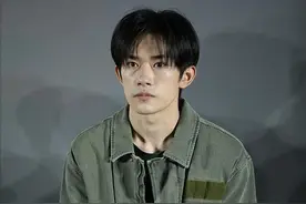 男孩变成男人只要一件外套，易烊千玺换了风格，穿出了男人味图片