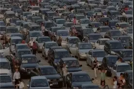 中国史上最长的堵车，100公里竟堵了21天，3万名司机都在干什么？图片