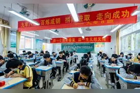 四川一女孩每逢做题必“炸毛”，老师很无奈，网友：学数学不容易图片