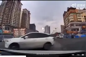 “幽灵刹车”再现？哪吒V疑似失控撞向隔离墩，A柱多处弯折车内还有血迹图片