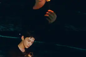 “西装王子”白敬亭穿夹克也帅气，搭配“反穿”牛仔裤，有痞帅感图片