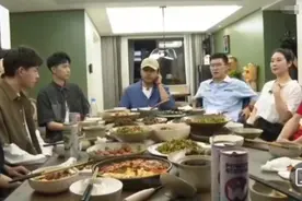 汪涵现身酒局受追捧，坐主位发言气场足，饭桌上摆5瓶酒气氛火热图片