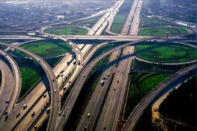 为何高速公路是沥青路，而收费站却是水泥路呢？到底哪一个更好图片