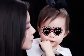 杜淳老婆晒亲子写真，王灿单手抱娃秀辣妈身材，1岁女儿超像爸爸图片