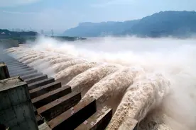 台湾军事专家建议主动袭击大陆，雄三导弹进攻三峡！台独言论猖獗图片