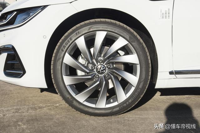 新车 | 售24.99万元起，2023款大众CC到店，比迈腾贵近4万，值吗？
