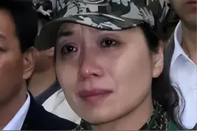 86年老山战场，亲吻临终士兵的女战士张茹，29年后去他墓前探望图片