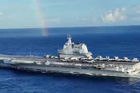 央视披露我双航母在远洋与外军舰机对峙！辽宁舰曾与美航母，1对2图片