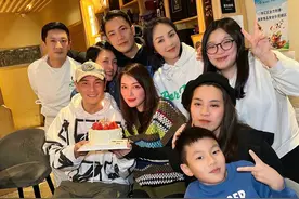 丁子峻为吉祥庆生，丁子高一家三口出席，神秘太太不输弟媳杨千嬅图片