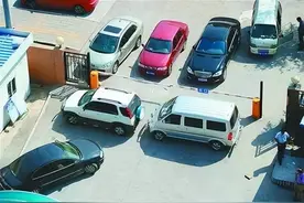 汽车堵小区大门的警情，交警和派出所应该谁去处理？图片