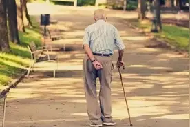 老年人下肢无力，有常见5个原因，该怎样预防和应对，医生告诉您图片