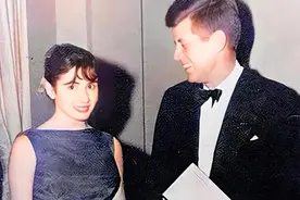 1961年，21岁的佩洛西和肯尼迪总统合影一脸羞涩，她的家族不简单图片