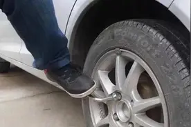 汽车轮胎有必要前后对换吗？修车工：这都不懂？你怕是还没出事故图片