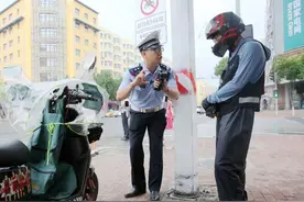 冰城交警“纠查”并举治理摩托车、电动车违法图片