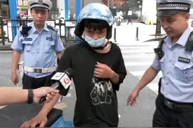 一外卖小哥被交警拦住，问到脚踏去哪了，小哥的回答很无奈图片