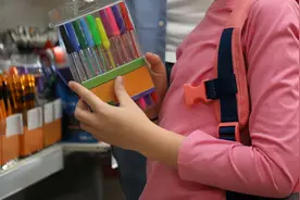 10岁女孩买到性暗示钥匙扣，媒体：不能让孩子对低俗失去警惕图片