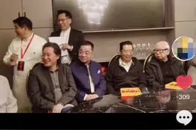 文艺大腕北京聚餐，李双江现场清唱做众人导师，飙高音受人追捧图片