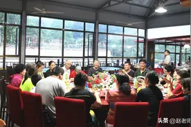 聚会喝酒讲究多，别只顾低头吃饭，掌握这4点技巧朋友圈越来越大图片
