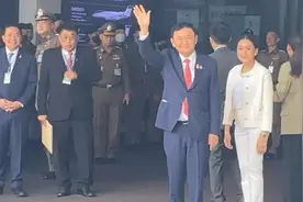 【见证历史】流亡17年的前总理他信抵达泰国了！图片